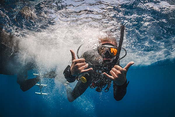 padi diver entering from boat