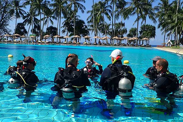 PADI IDC Phuket pool