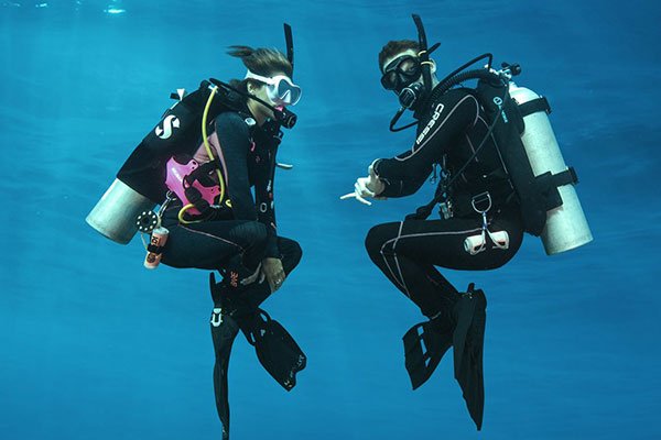 Tauchlehrer schwebend