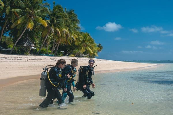 Tauchlehrer am Strand Tauchlehrer am Strand
