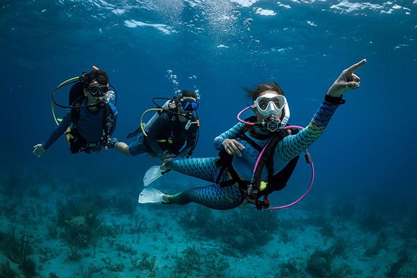 diving-pro-leading-divers-underwater